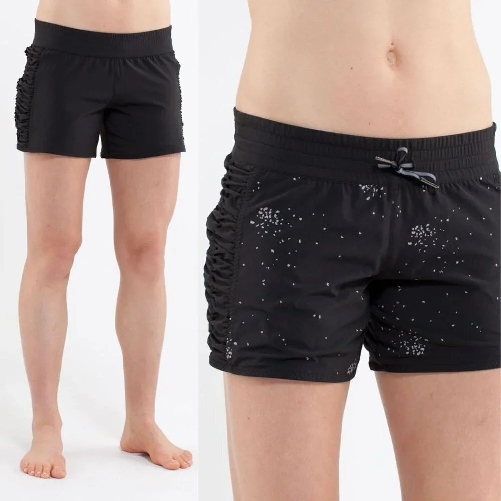 Lululemon Black Run Around Reversible Short Size 8 - 2956